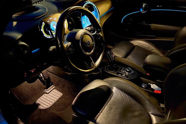 Hvid Mini Cooper SE fra 2021