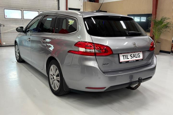 Sølv Peugeot 308 fra 2017