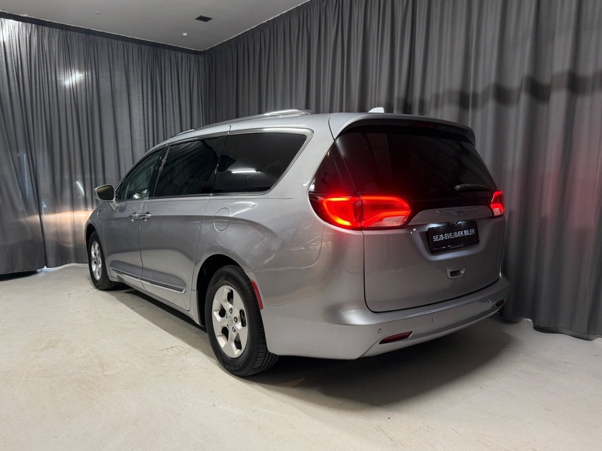 Sølv Chrysler Pacifica fra 2018
