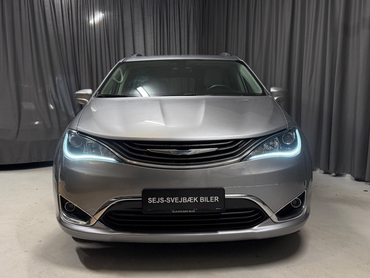 Sølv Chrysler Pacifica fra 2018