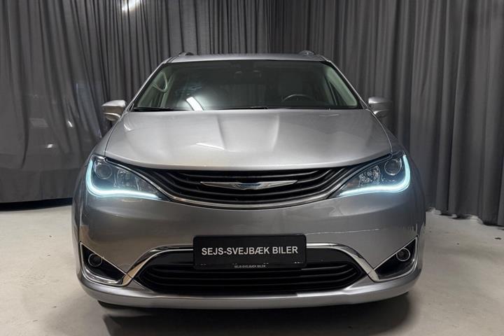 Sølv Chrysler Pacifica fra 2018