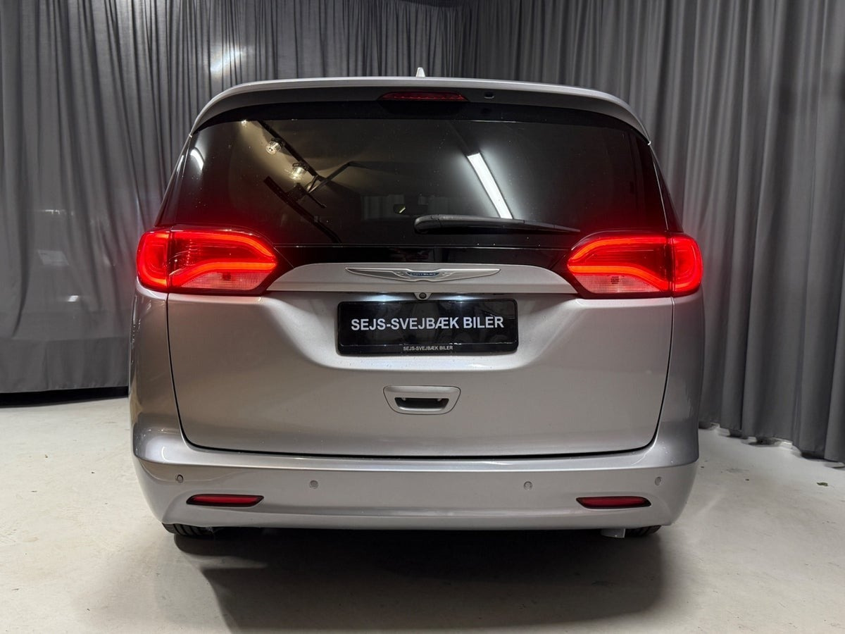 Sølv Chrysler Pacifica fra 2018