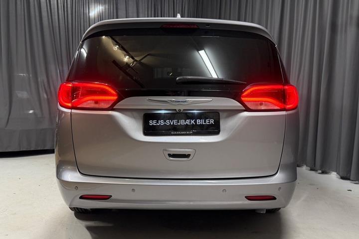 Sølv Chrysler Pacifica fra 2018