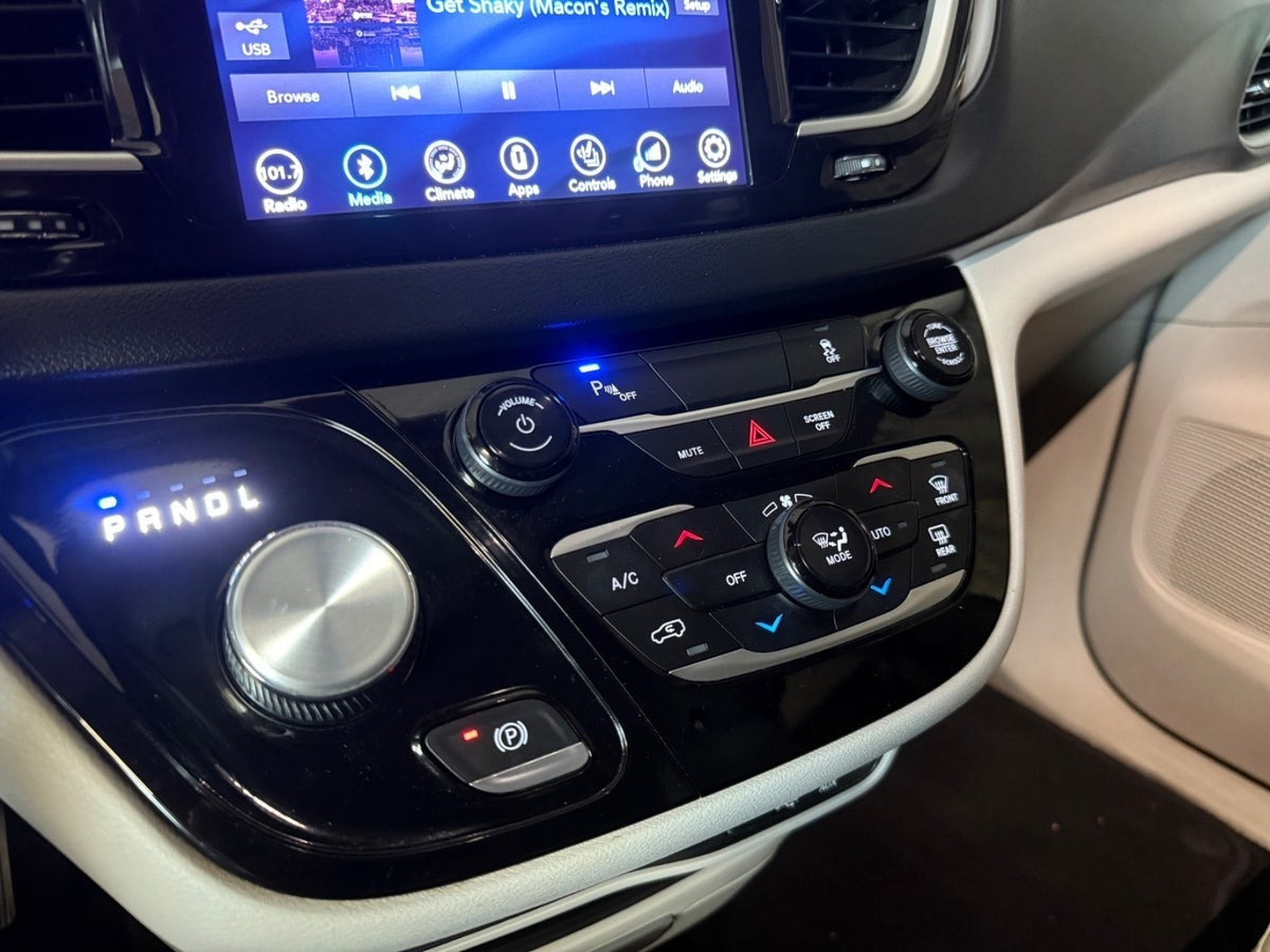 Sølv Chrysler Pacifica fra 2018