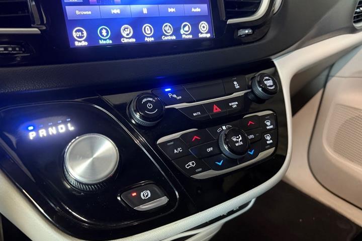 Sølv Chrysler Pacifica fra 2018