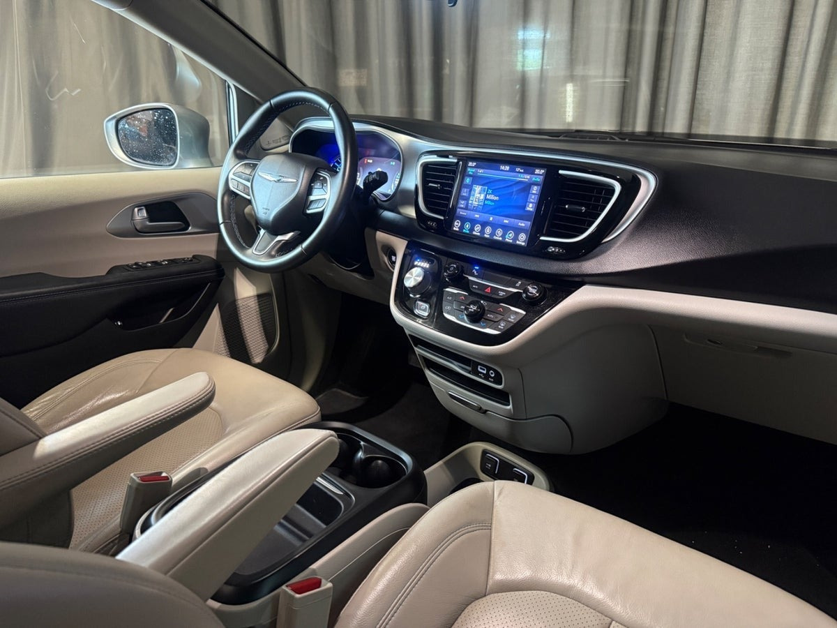 Sølv Chrysler Pacifica fra 2018