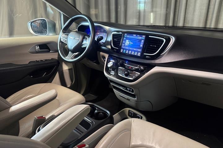 Sølv Chrysler Pacifica fra 2018