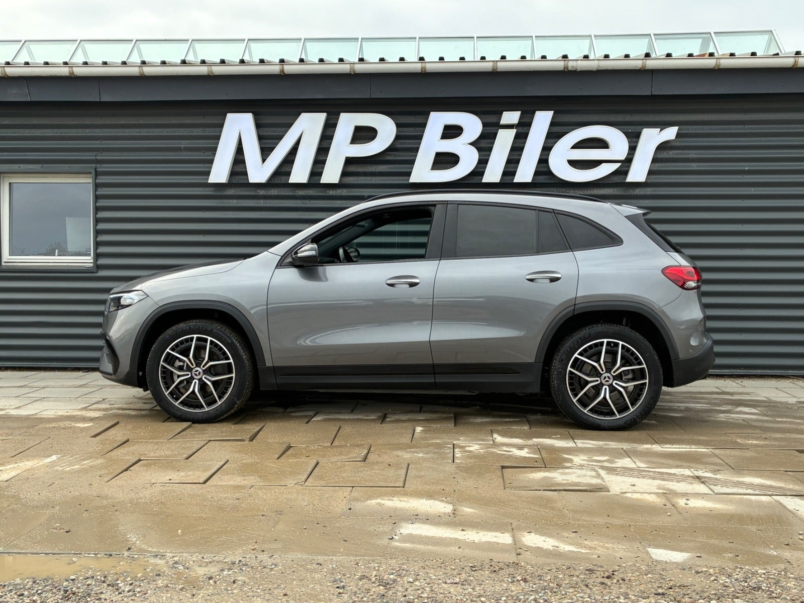 Grå Mercedes EQA250+ fra 2023