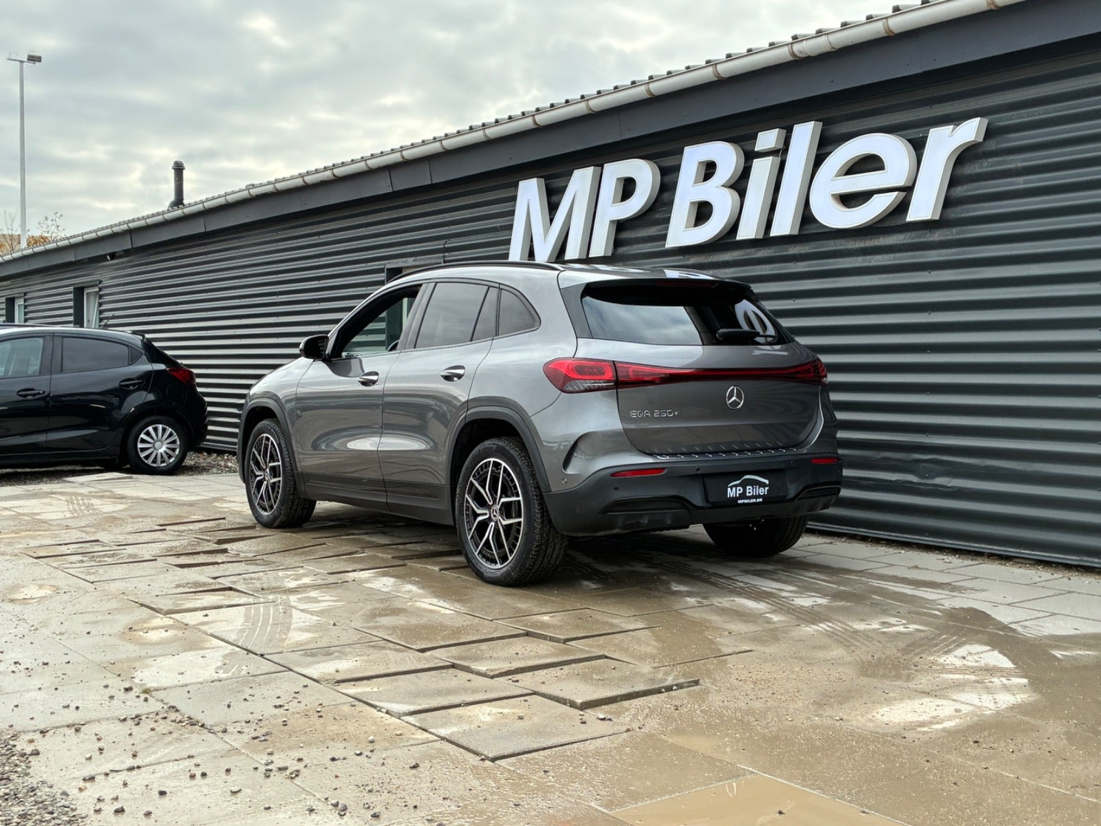 Grå Mercedes EQA250+ fra 2023