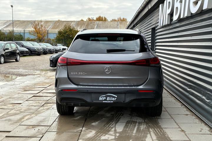 Grå Mercedes EQA250+ fra 2023