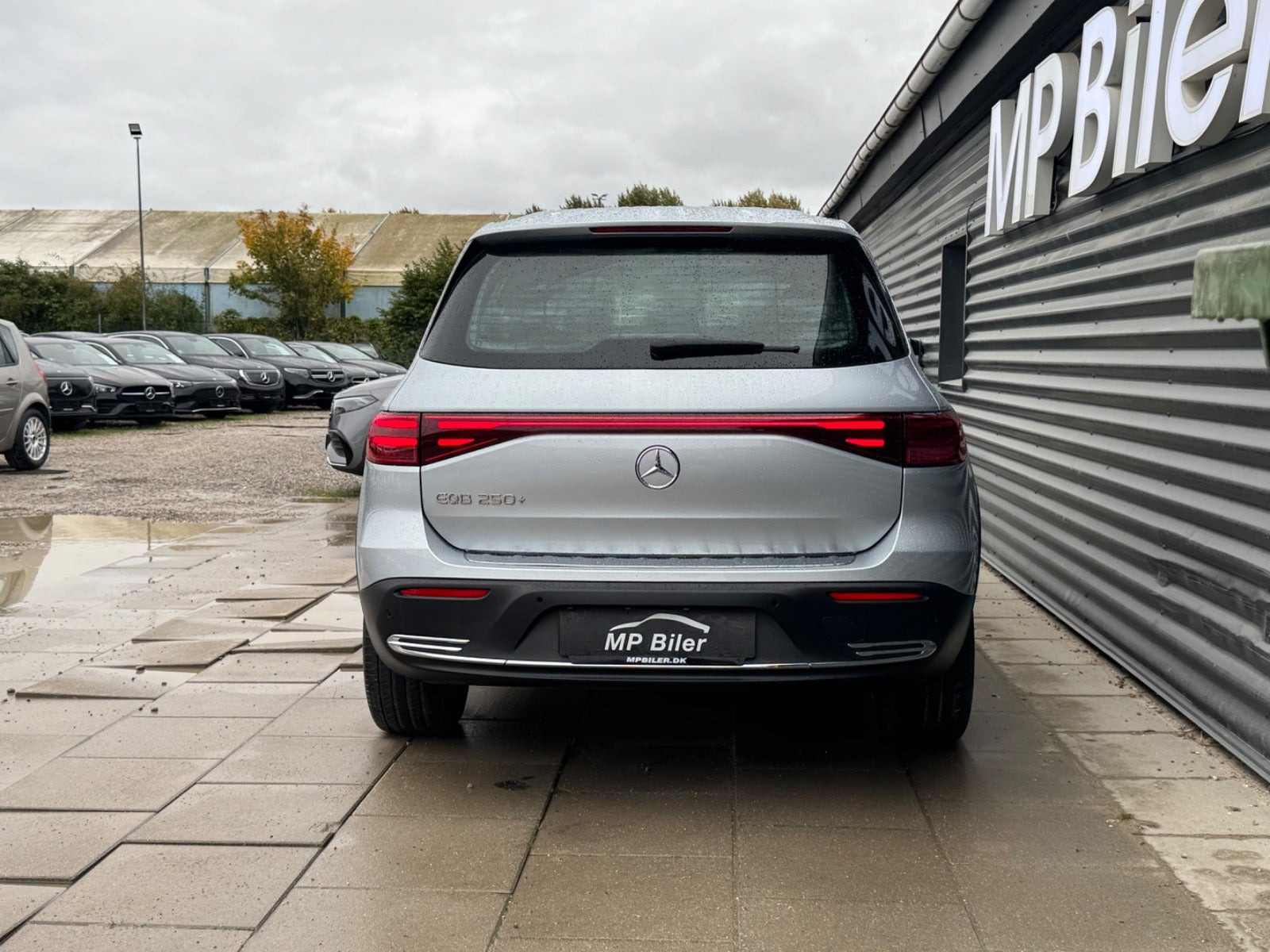 Sølv Mercedes EQB250+ fra 2024