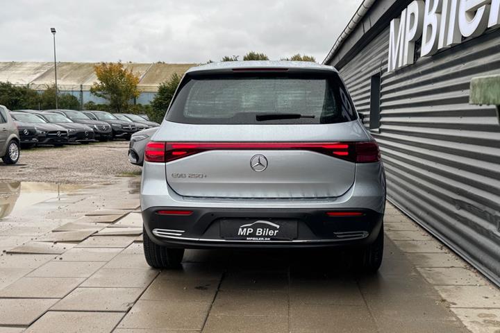 Sølv Mercedes EQB250+ fra 2024