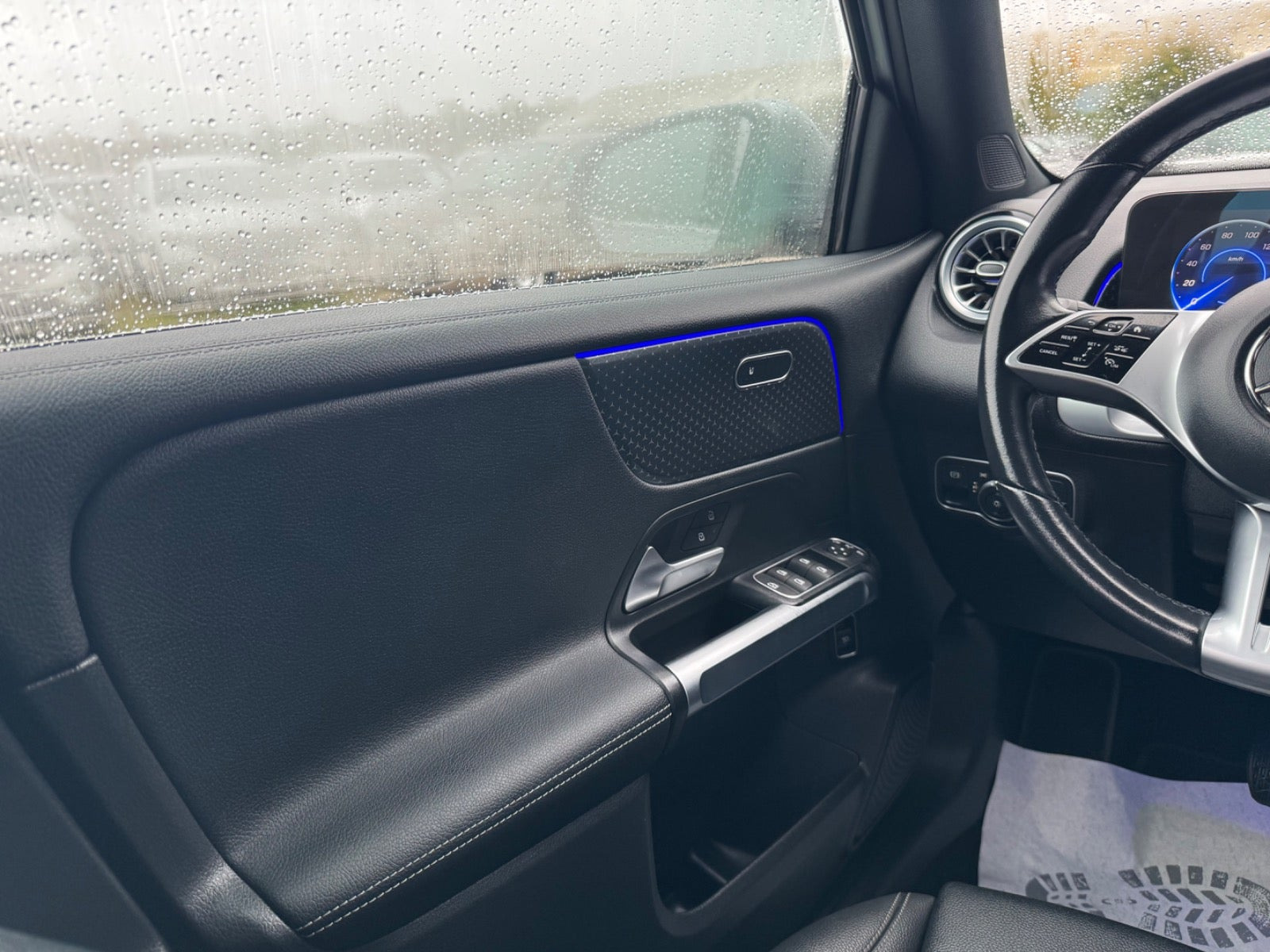 Sølv Mercedes EQB250+ fra 2024
