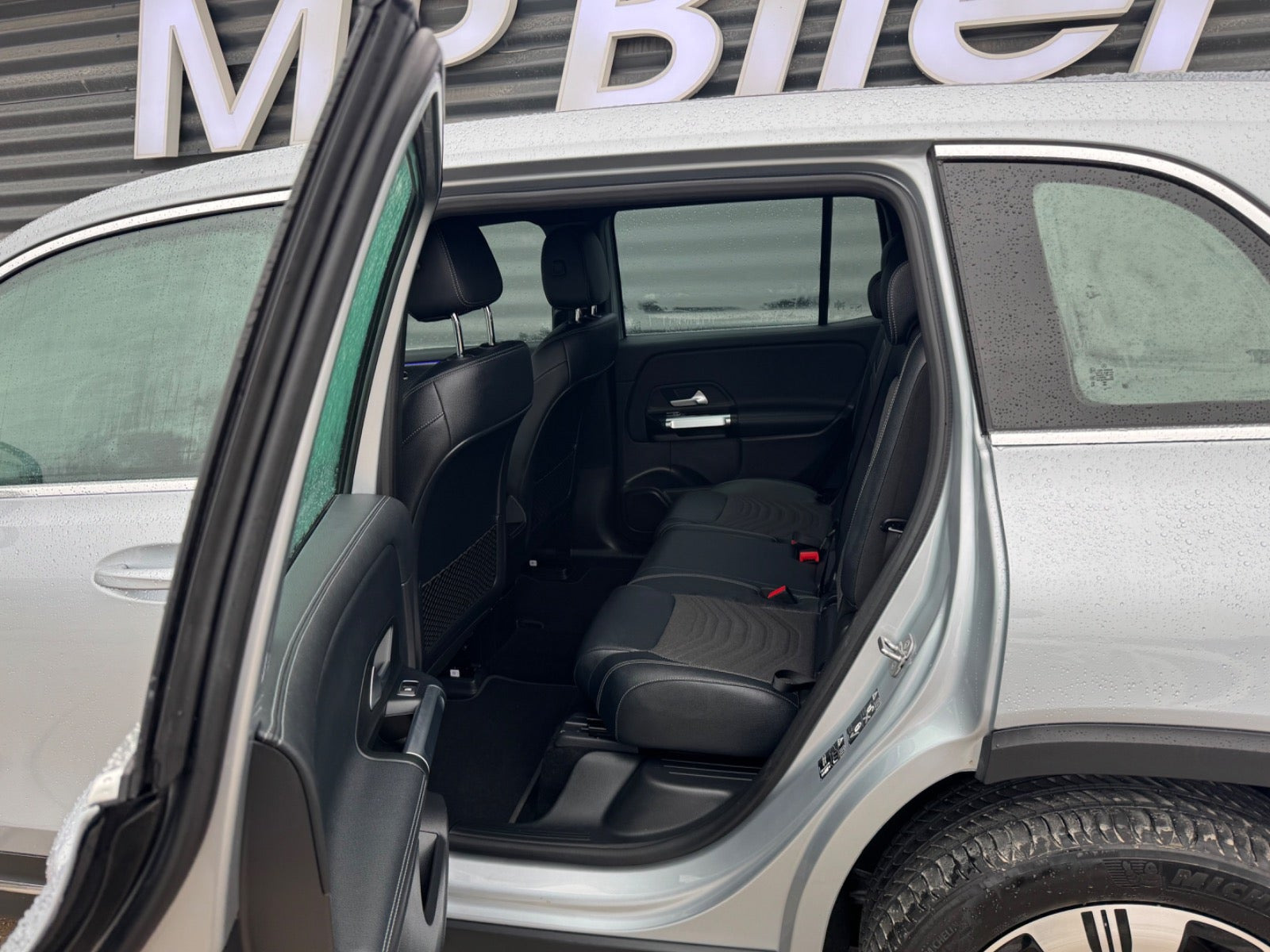 Sølv Mercedes EQB250+ fra 2024