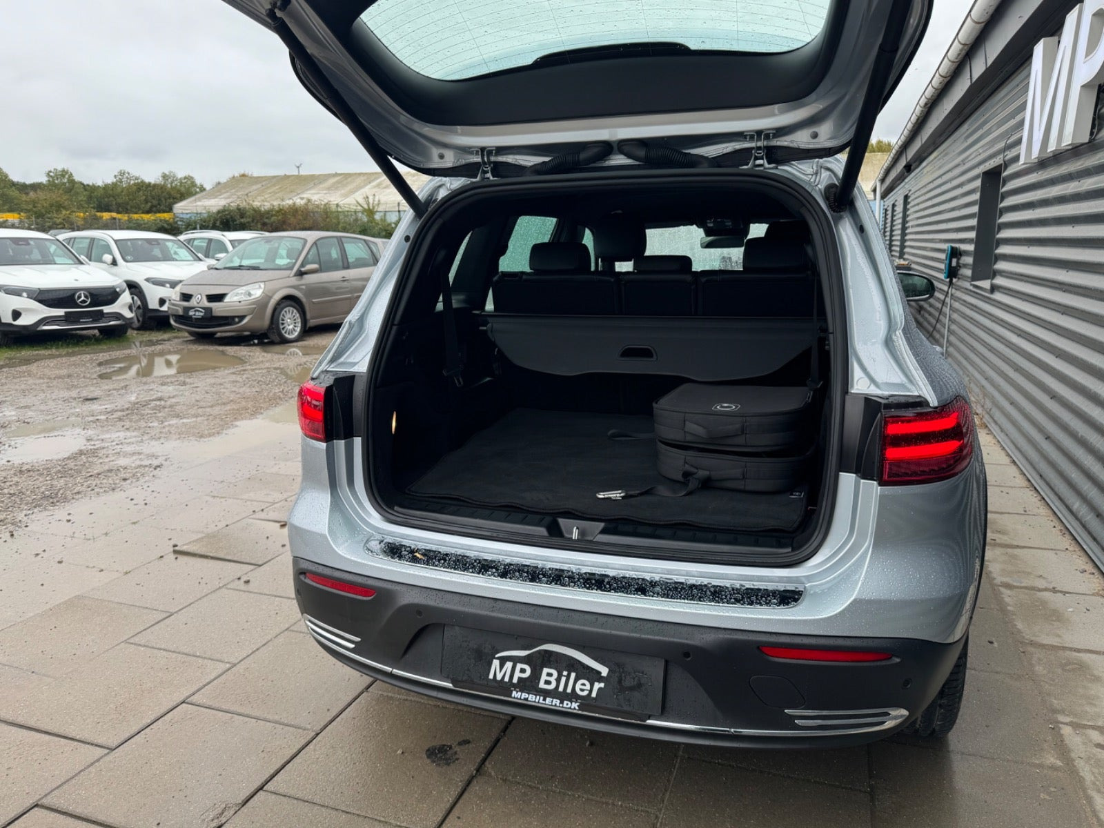 Sølv Mercedes EQB250+ fra 2024