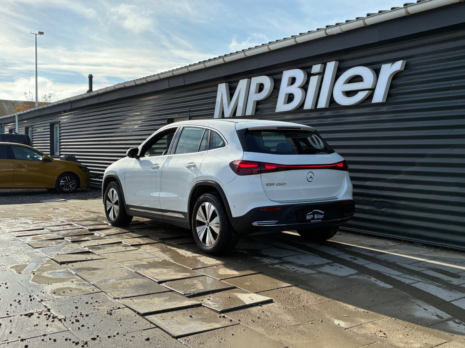 Hvid Mercedes EQA250+ fra 2024