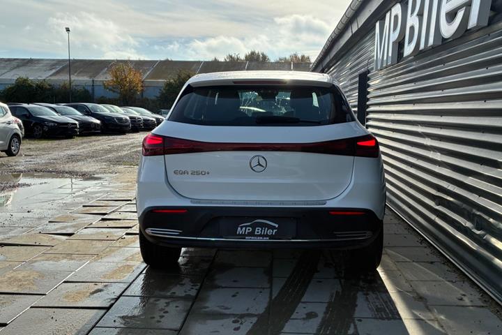 Hvid Mercedes EQA250+ fra 2024