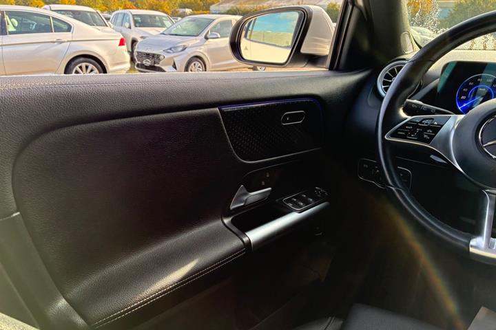 Hvid Mercedes EQA250+ fra 2024