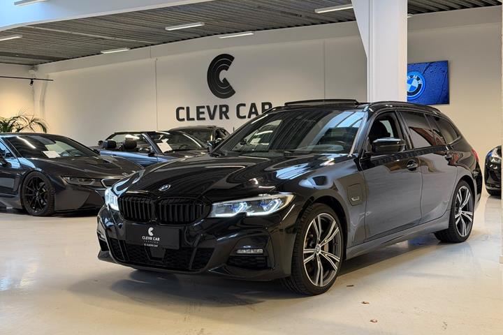 Sort BMW 330e fra 2021