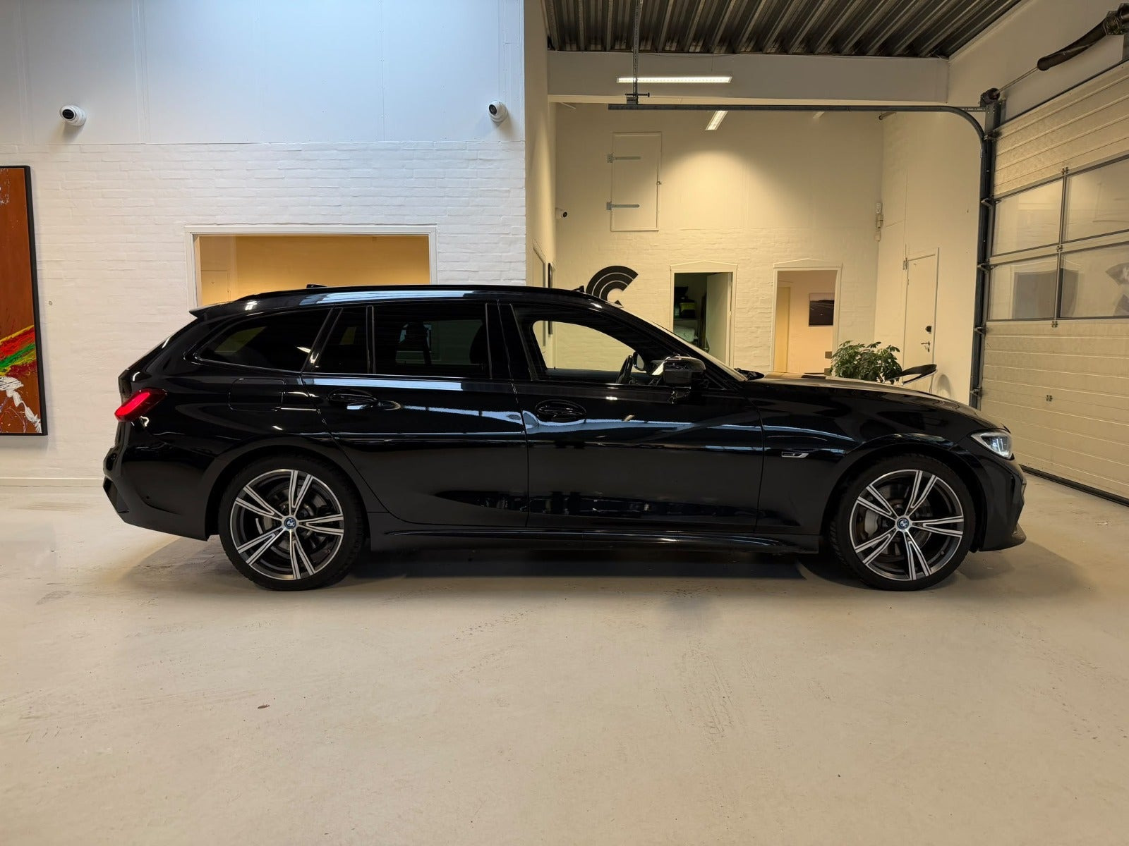 Sort BMW 330e fra 2021