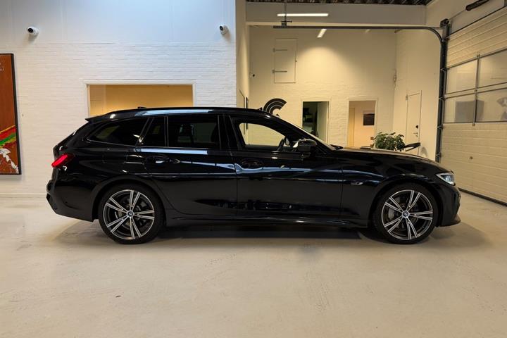 Sort BMW 330e fra 2021