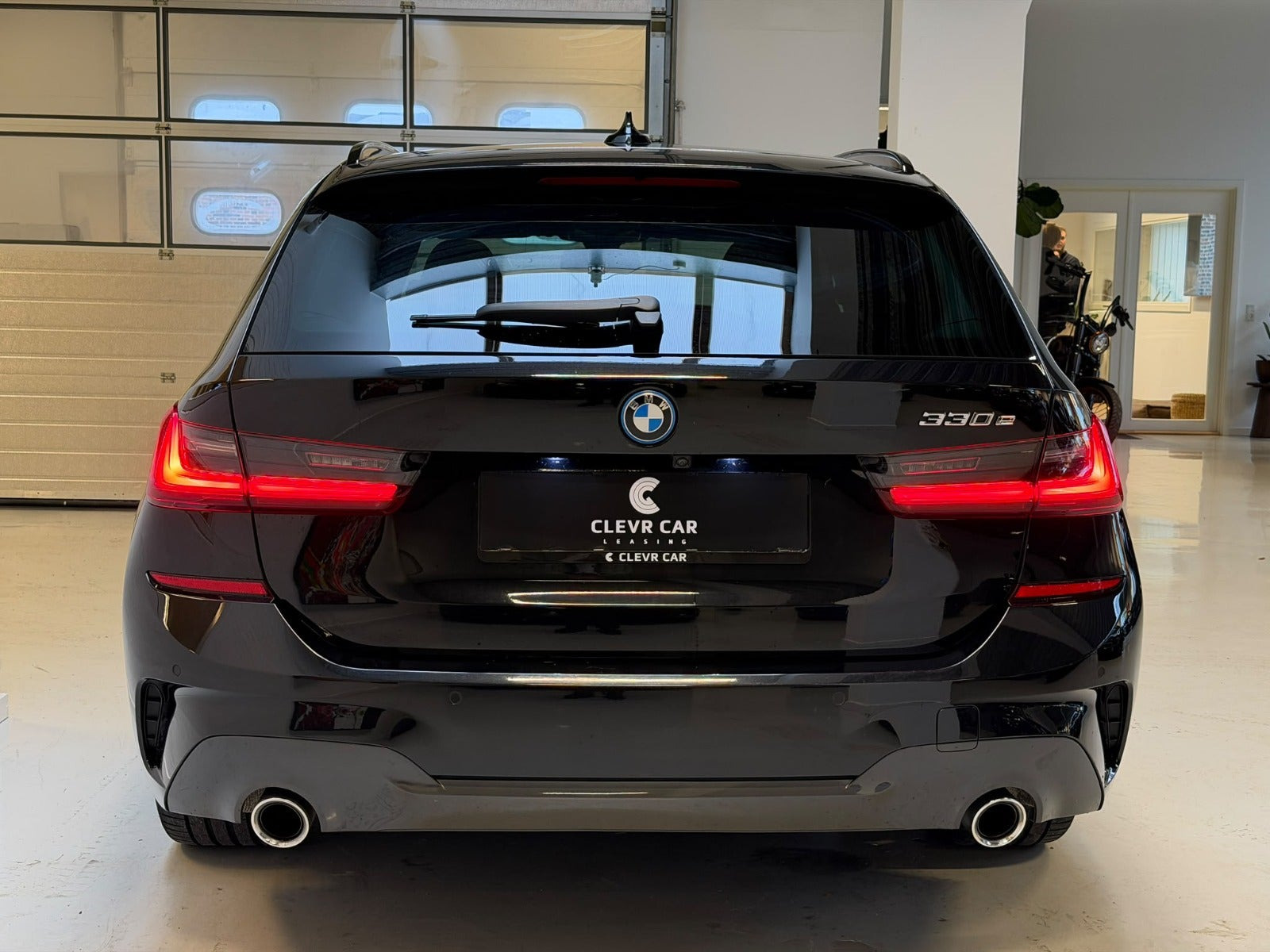 Sort BMW 330e fra 2021