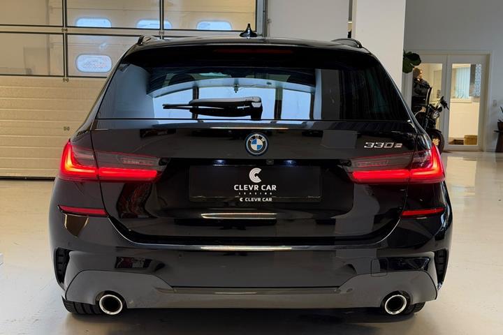 Sort BMW 330e fra 2021