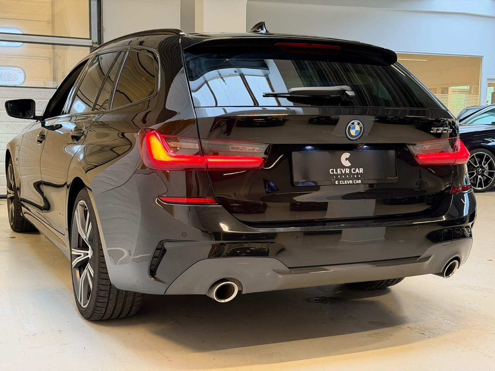 Sort BMW 330e fra 2021