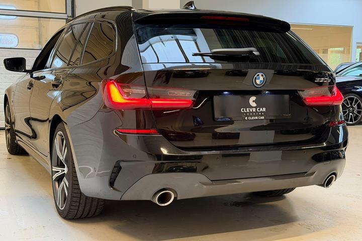 Sort BMW 330e fra 2021