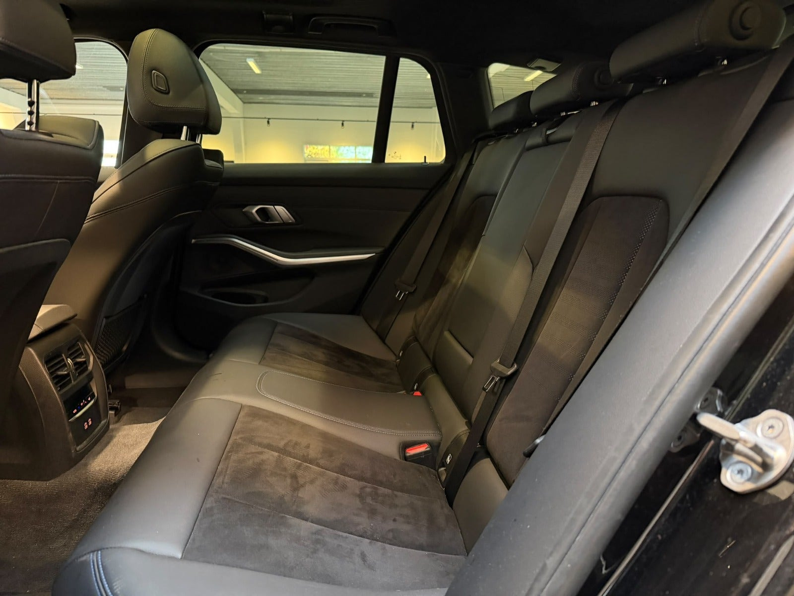 Sort BMW 330e fra 2021