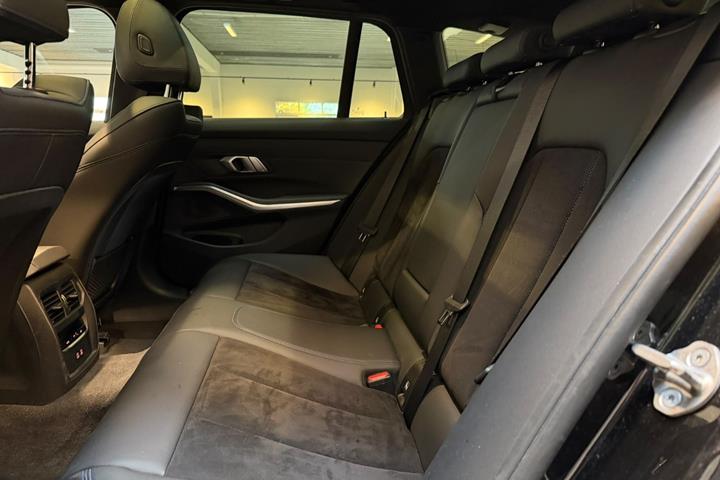 Sort BMW 330e fra 2021