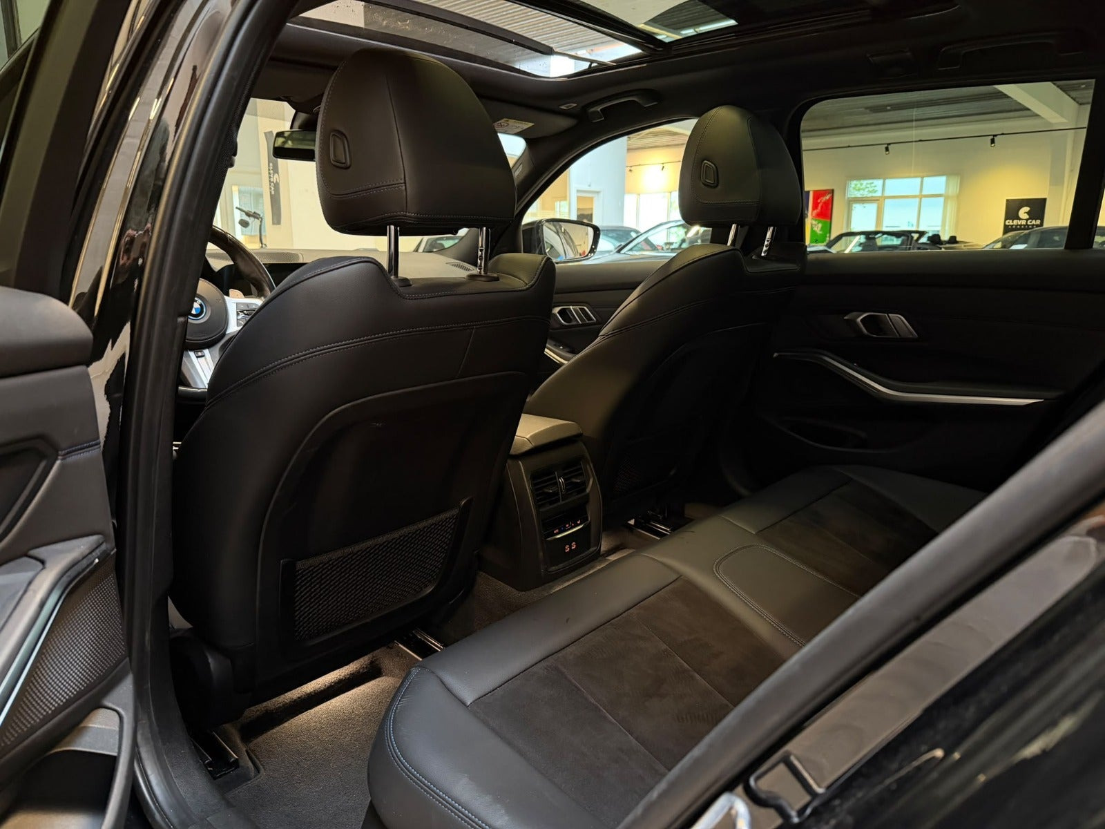 Sort BMW 330e fra 2021