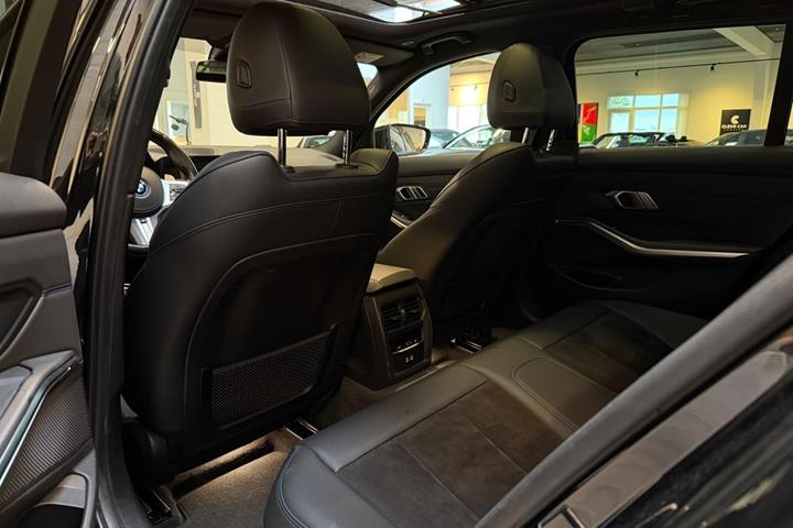 Sort BMW 330e fra 2021