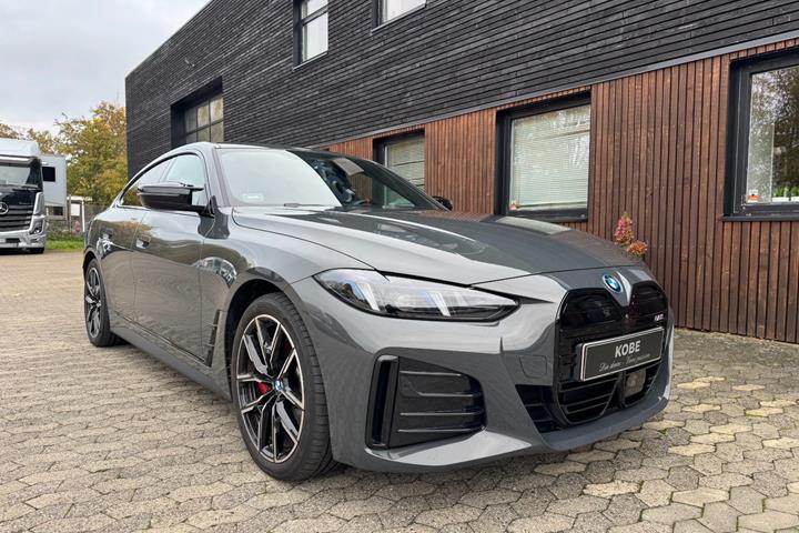 Grå BMW i4 fra 2025