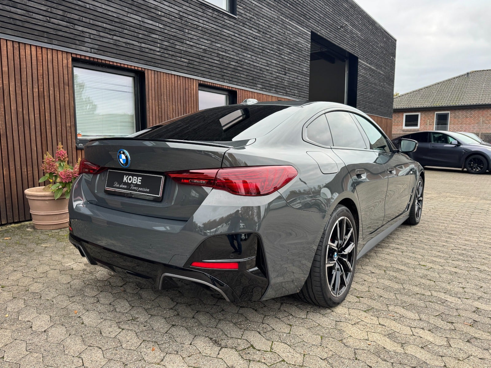 Grå BMW i4 fra 2025