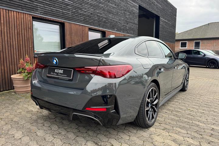 Grå BMW i4 fra 2025