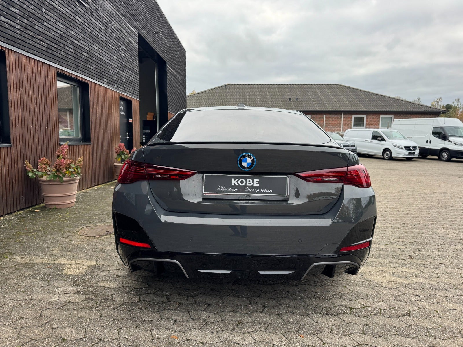 Grå BMW i4 fra 2025