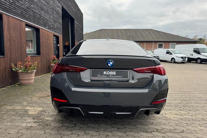 Grå BMW i4 fra 2025