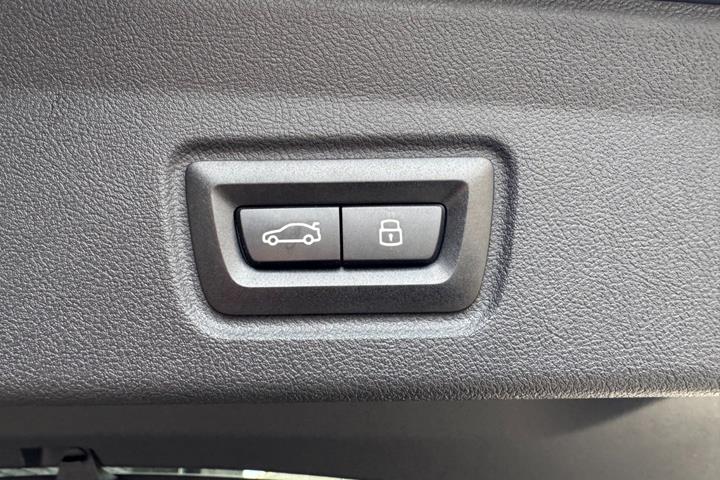 Grå BMW i4 fra 2025