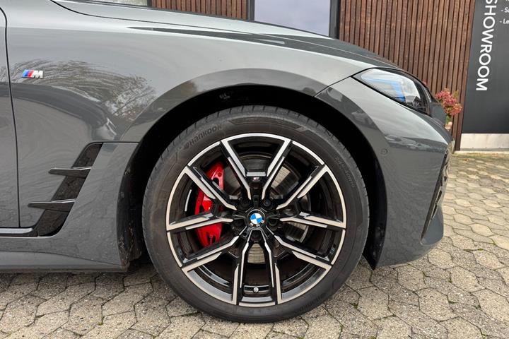 Grå BMW i4 fra 2025
