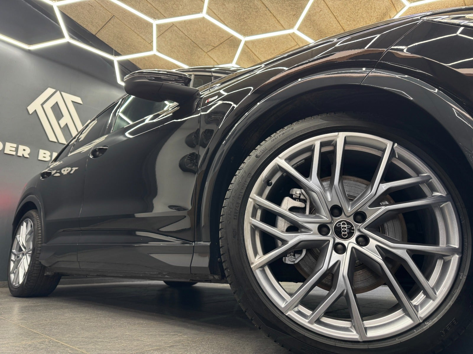 Sort Audi Q4 e-tron fra 2024