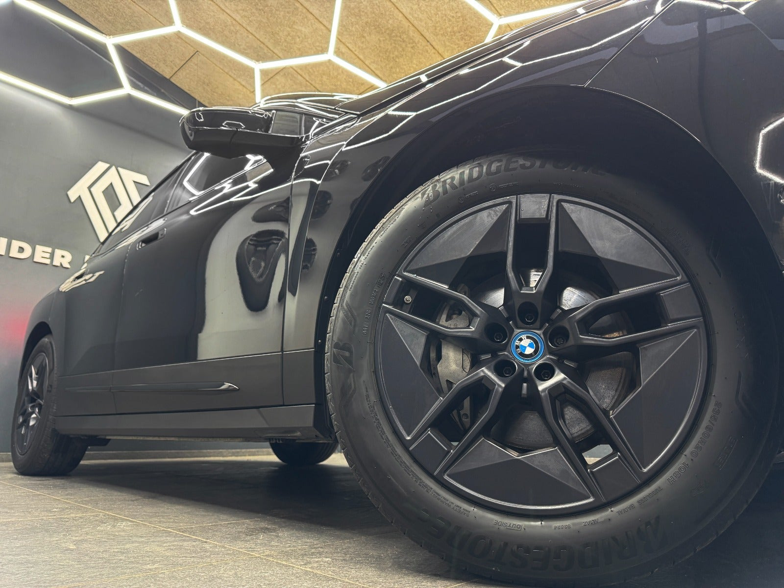 Sort BMW iX fra 2023