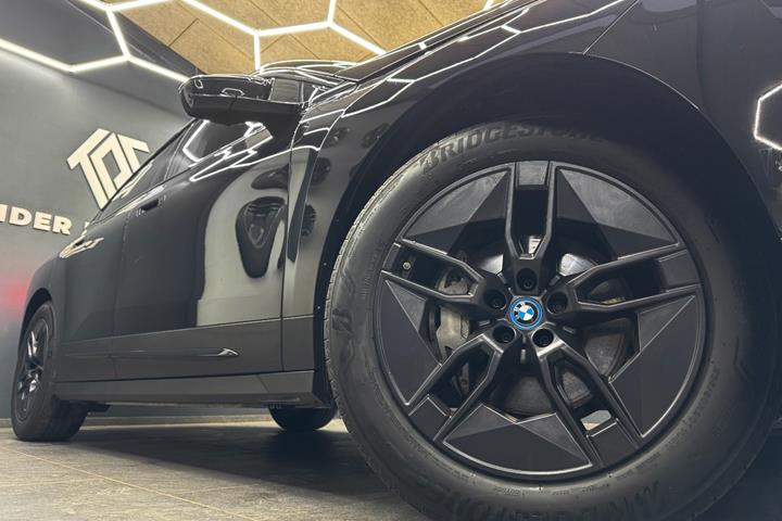Sort BMW iX fra 2023