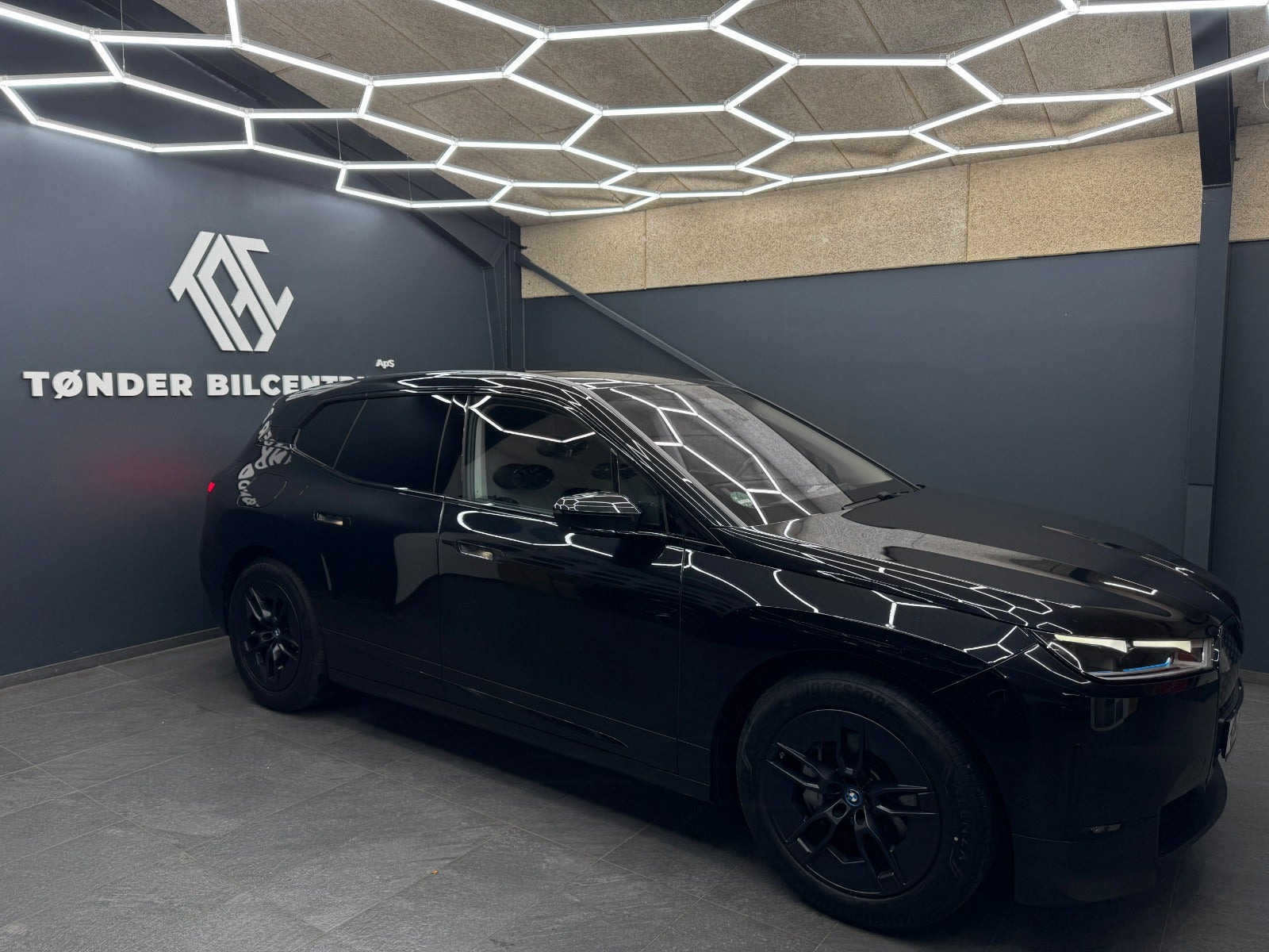 Sort BMW iX fra 2023