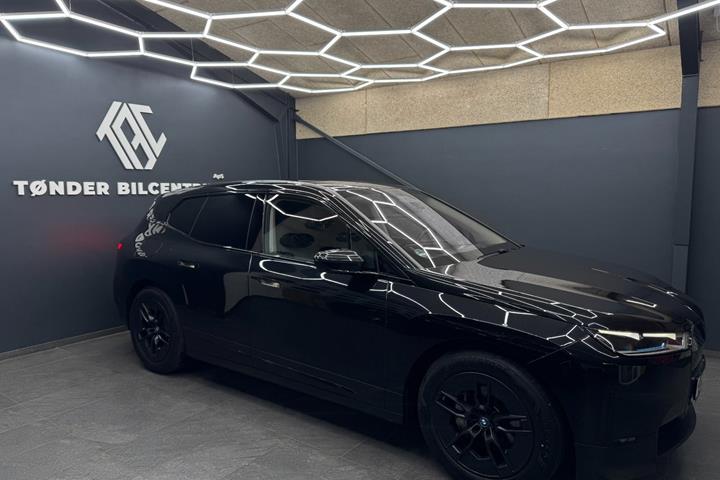 Sort BMW iX fra 2023