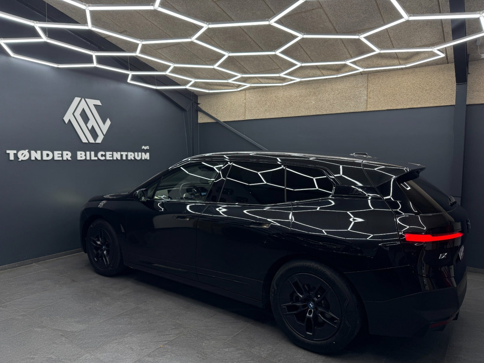 Sort BMW iX fra 2023