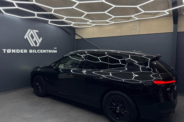 Sort BMW iX fra 2023