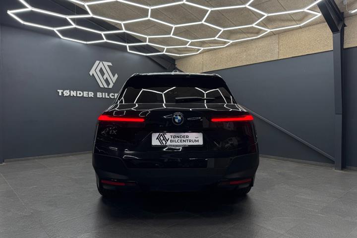 Sort BMW iX fra 2023
