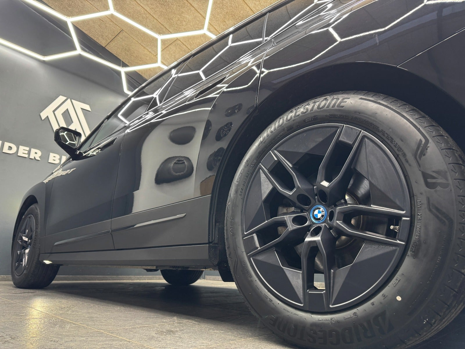 Sort BMW iX fra 2023