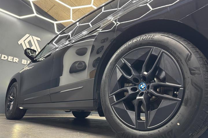 Sort BMW iX fra 2023